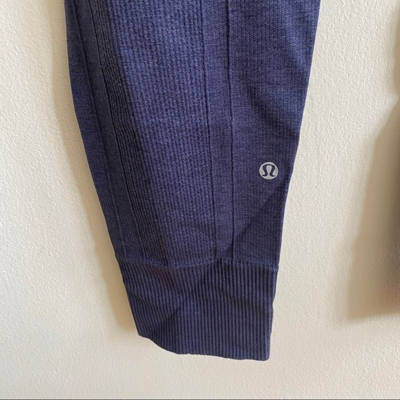 Lululemon Zone In Crop Sz 8 - Picture 4 of 6